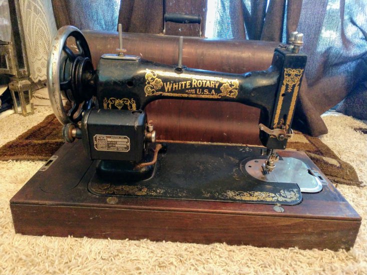 (image for) White Sewing Machine, Rotary, in wooden case - Click Image to Close