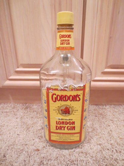 (image for) VINTAGE GORDON'S LONDON DRY GIN EMPTY BOTTLE ALCOHOL ADVERTISING - Click Image to Close