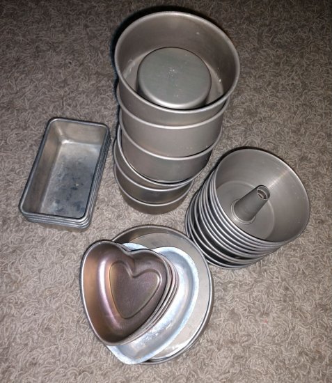 (image for) TINY BUNT, HEART, AND RECTANGULAR VINTAGE BAKING TINS PANS - Click Image to Close