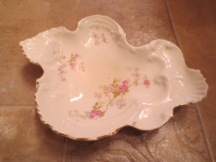 (image for) VINTAGE ANTIQUE CANDY DISH OR SERVING TRAY W/ GOLD-COLORED TRIM - Click Image to Close