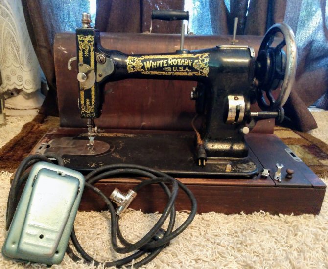 (image for) White Sewing Machine, Rotary, in wooden case - Click Image to Close